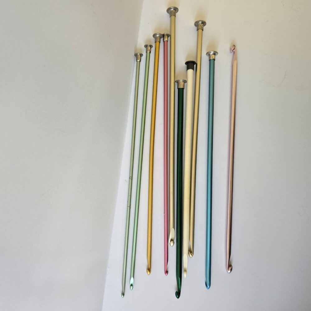 Vintage Crochet Hook Bundle Lot Colorful Sizes J 5 6 8 10 - Picture 3 of 12